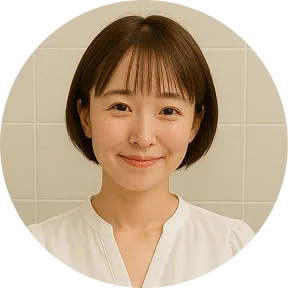 白いブラウスを着たショートカットの女性