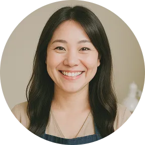 笑顔のロングヘアの女性